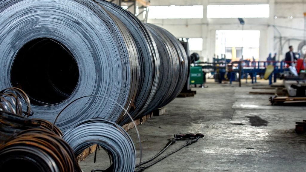 Como escolher uma transportadora para transporte de máquinas para a indústria